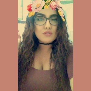 Meet your Posher, Elia